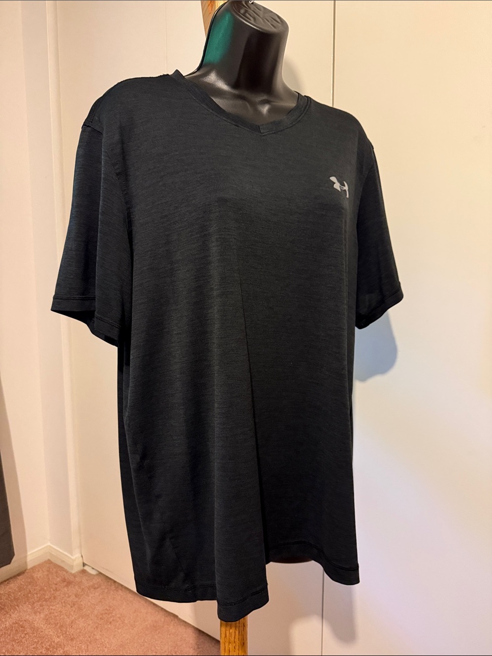 Under Armour Men’s Black Short Sleeve V-Neck Performance Tee